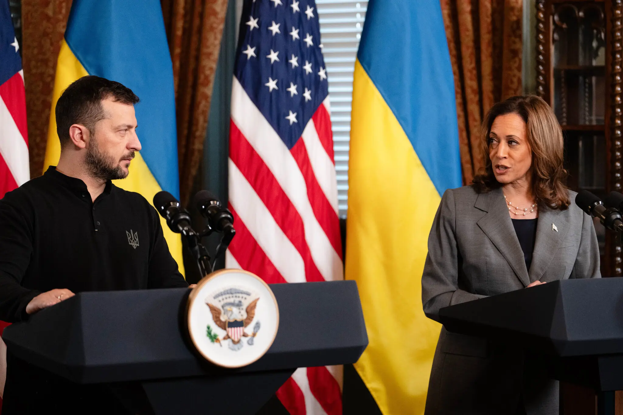 Багато експертів вважають, що навіть віце-президент Камала Гарріс, яка заявила, що продовжуватиме підтримувати Україну президентом Байденом, може скоригувати допомогу, яку Сполучені Штати надають Україні, якщо її оберуть президентом наступного місяця.